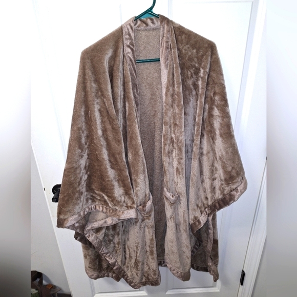 Soft And Cozy Robe snuggy, comfy, wrap in Velour type material.  One size. - Picture 1 of 4
